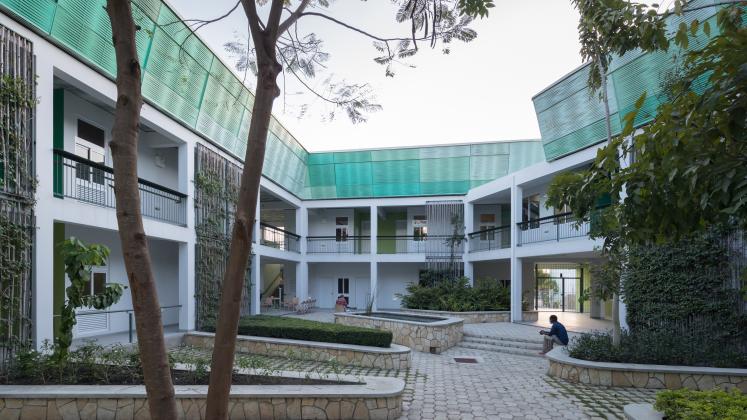 Photo of GHESKIO Tuberculosis Hospital, Photo by Iwan Baan, A Daytime image of the inner courtyard