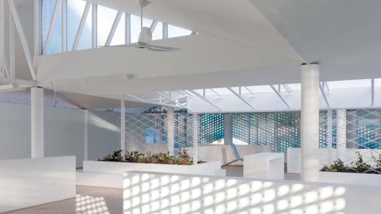 Photo of Gheskio Cholera Treatment Center, Photo by Iwan Baan, Interor View of Skylight and Atrium with Garden